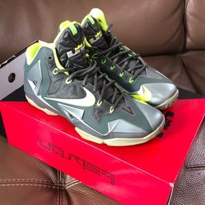 Nike Lebron XI Size 8.5 Grey with Box